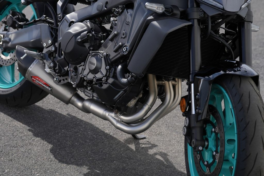 MT-09 21-26 / XSR 900 22-25 Race AT2 Stainless Full Exhaust, w/ Stainless Muffler · Trasera