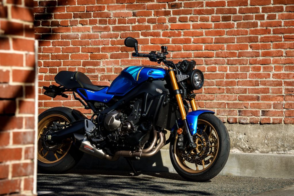 MT-09 21-26 / XSR 900 22-25 Race AT2 Stainless Full Exhaust, w/ Stainless Muffler · Lateral