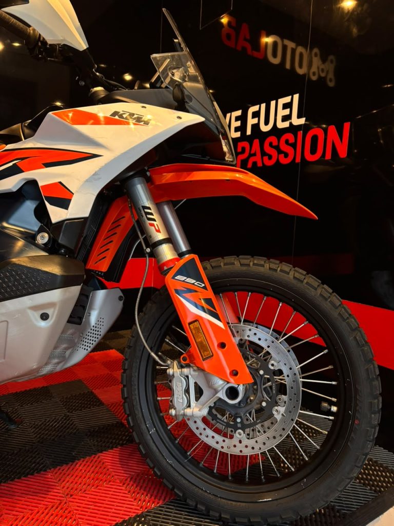 890 Adventure R · Trasera