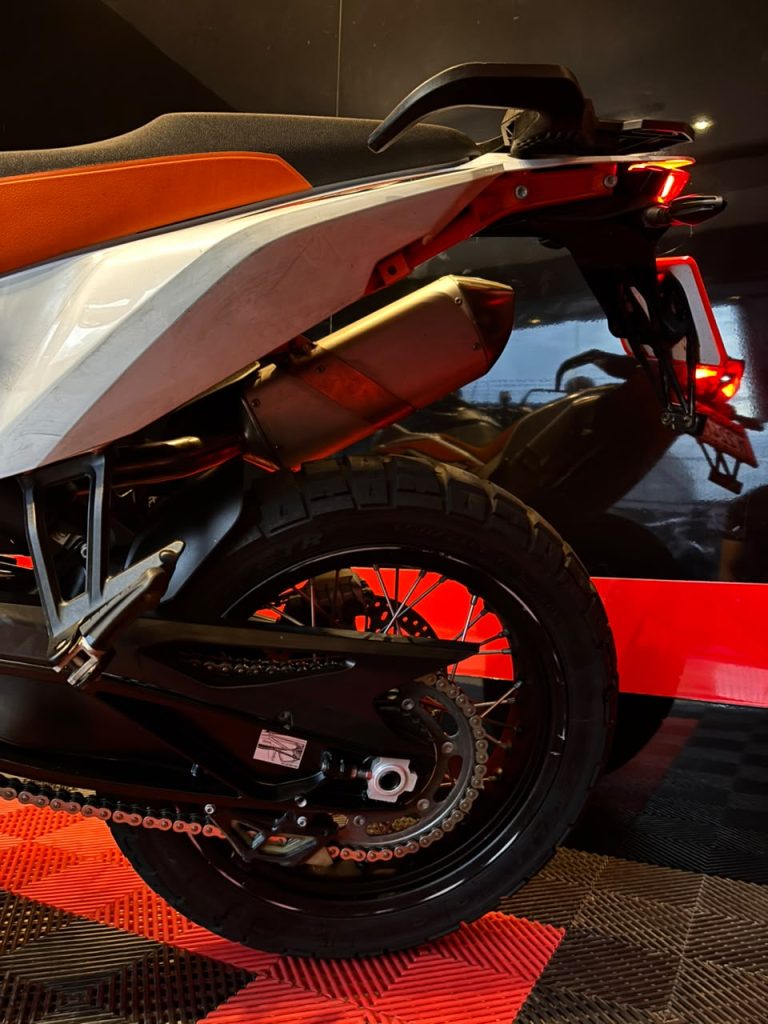 890 Adventure R · Trasera