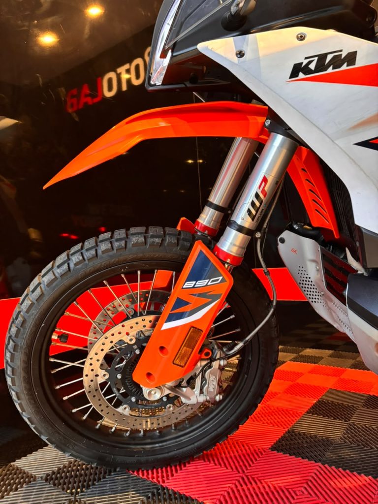 890 Adventure R · Opuesta