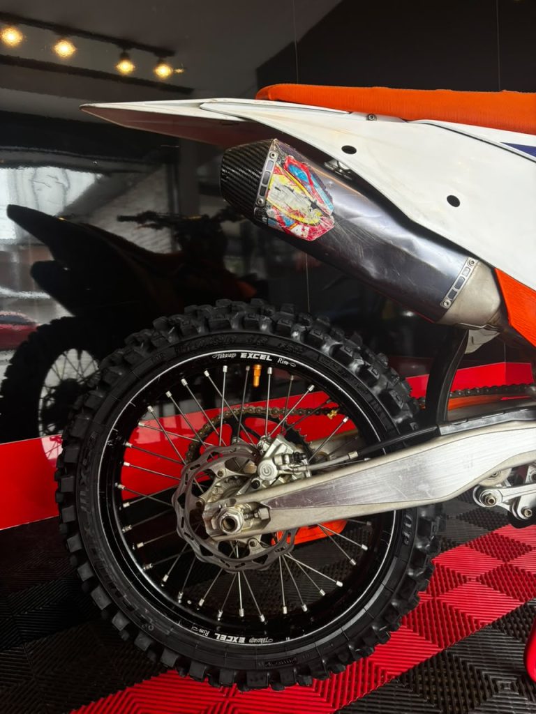 350 SX-F · Lateral