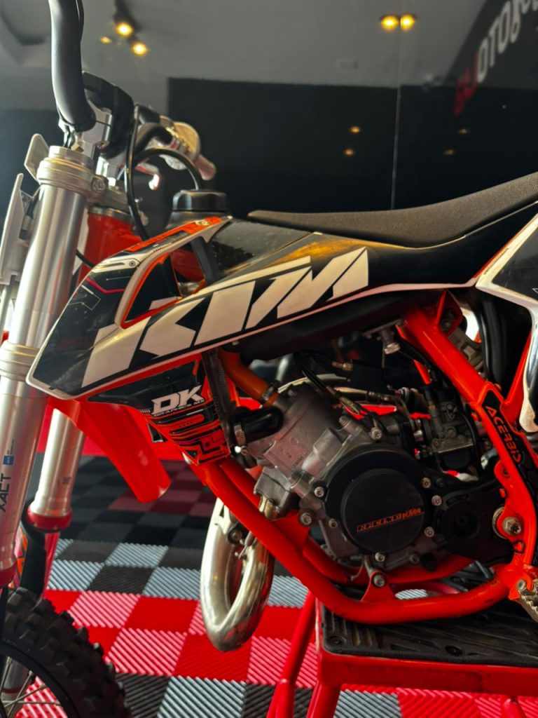 50 SX · Trasera