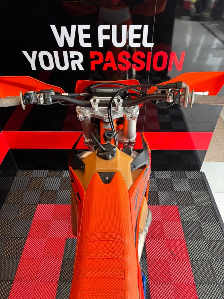 300 EXC Champion Edition · Frontal