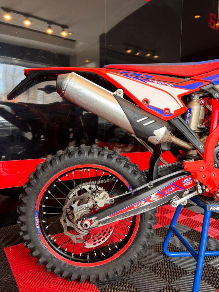 RR 300 Racing · Lateral