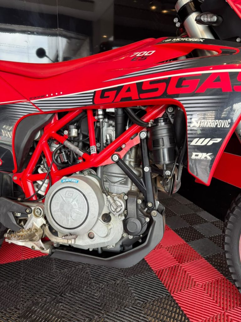 ES 700 · Opuesta